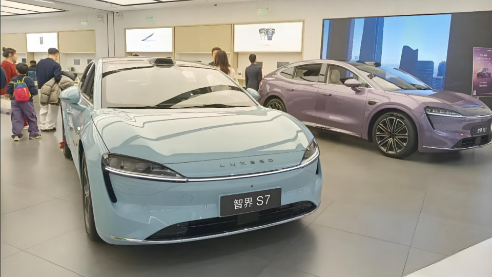 鸿蒙智行渠道变革：直营退潮，经销商当立！