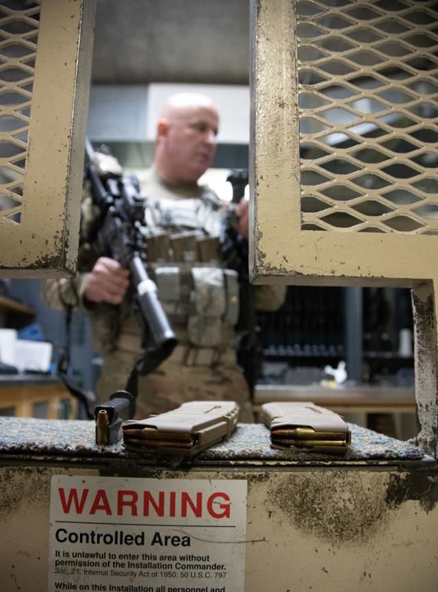 美军女兵领取枪械弹药 前往盐湖城防止骚乱 手枪配大威力空尖弹