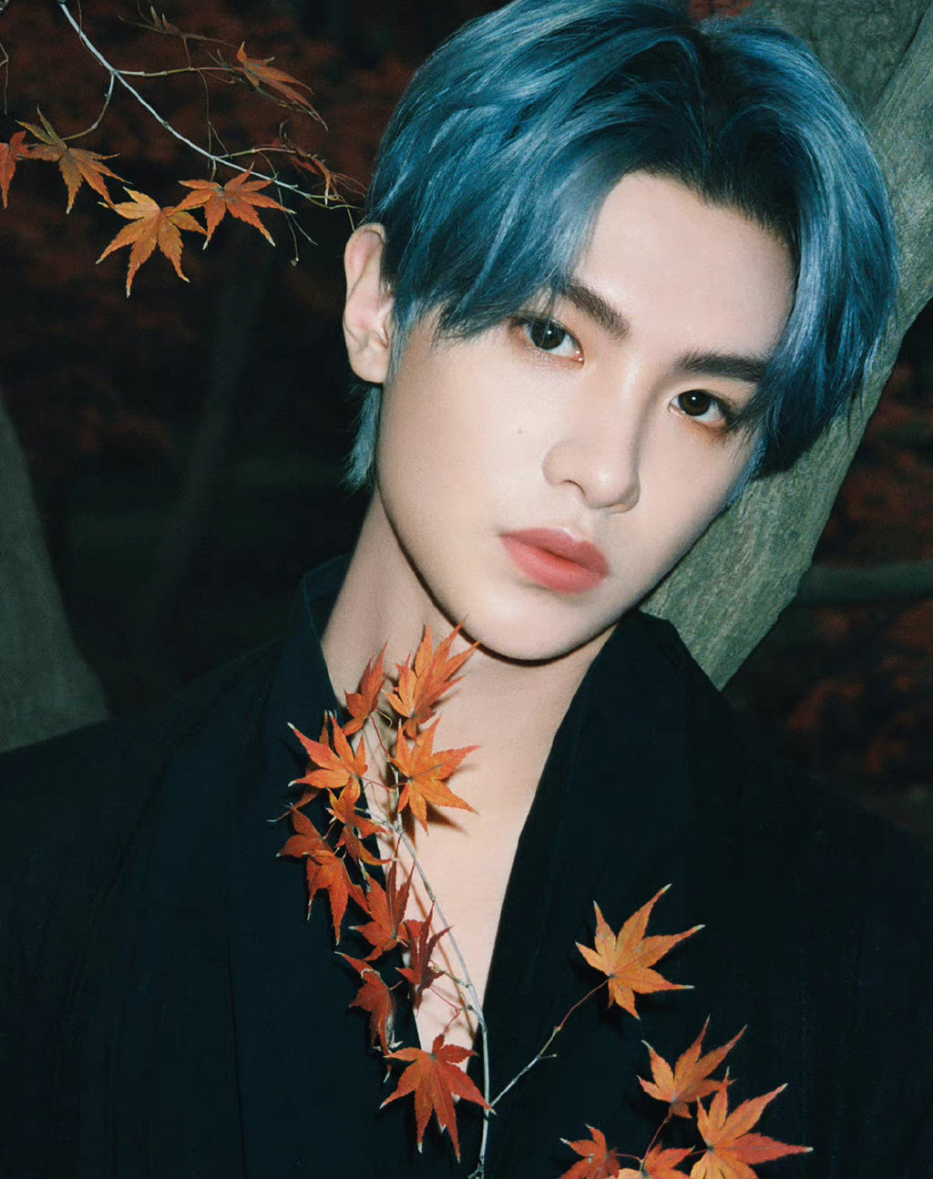 黄明昊一身古风黑色长袍搭配墨蓝发色