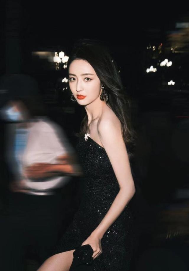 波浪卷配高叉裙风情又妩媚,离婚后颜值逆天|佟丽娅|女性|黑色_新浪