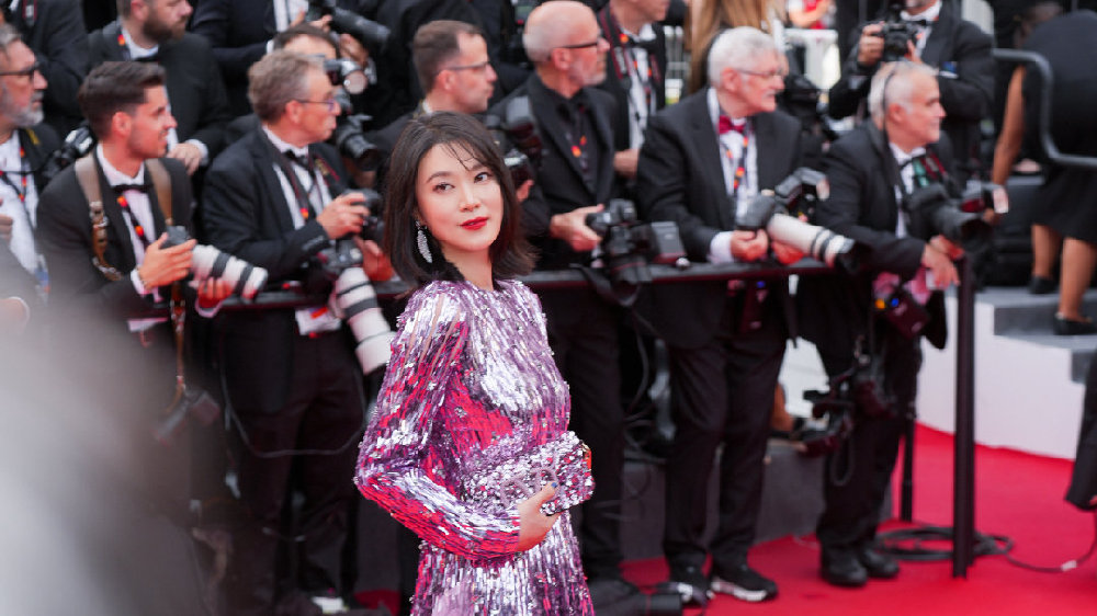 演员黄璐受邀出席戛纳电影节 红毯随性造型尽显演员本色