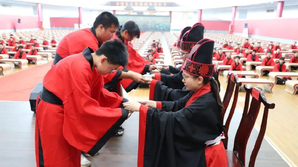 8月12日，济宁近200位师生走进曲阜儒家研学基地体验开笔礼、古法造纸