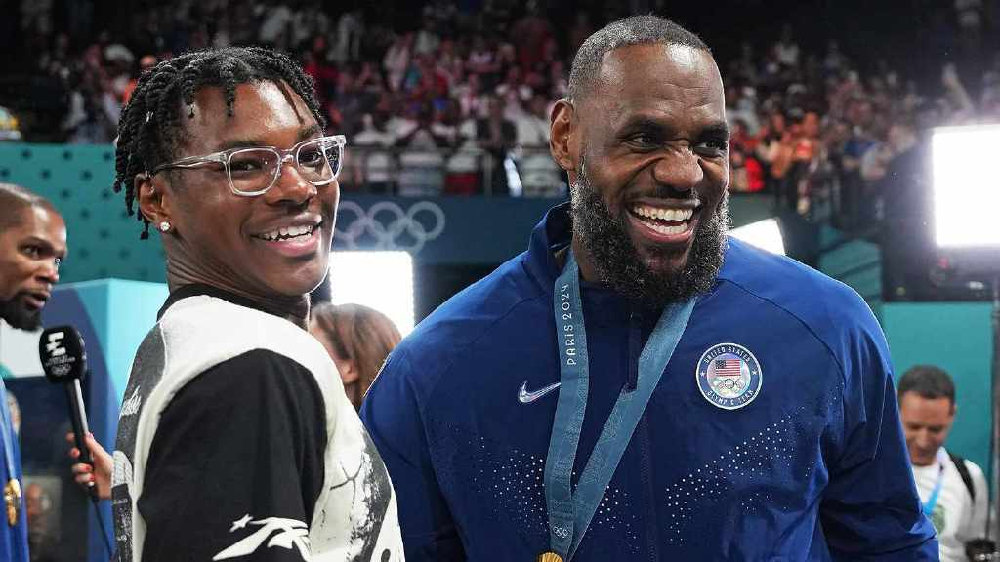 詹皇小儿子选定大学，最快2026进NBA，偶像是库里，老詹打到2027？