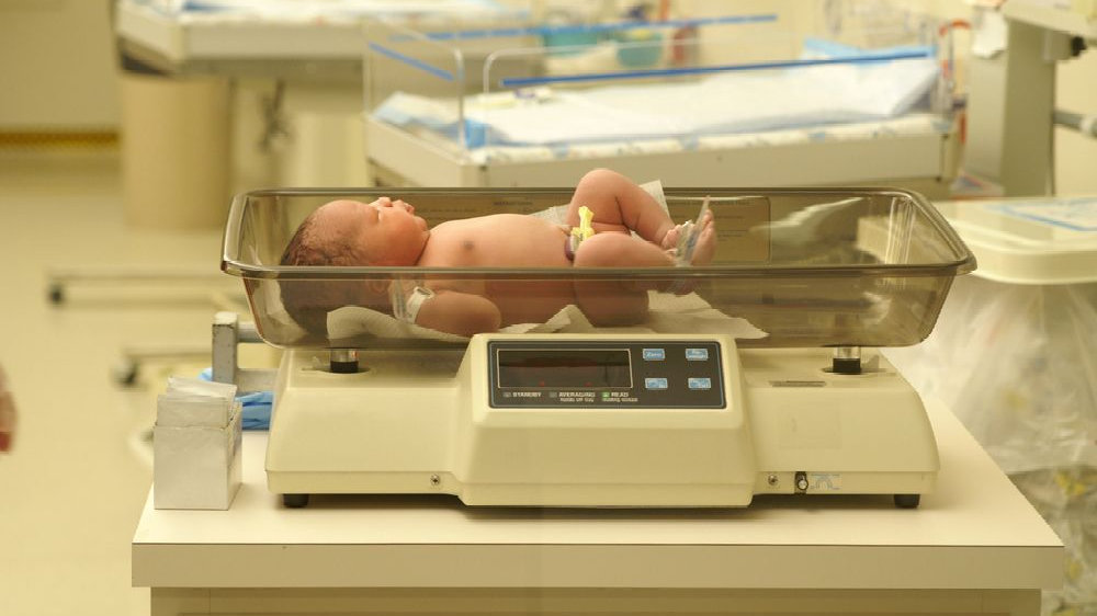 新生儿出生的第一天，八件事情要抓紧做，一件都不能少