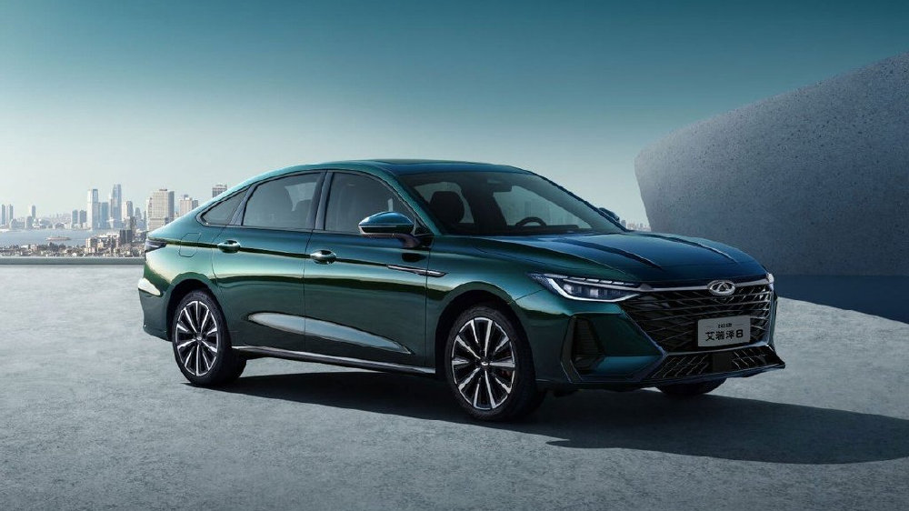 10万级燃油家轿之争 长安UNI-V对比艾瑞泽8 谁更值得买？