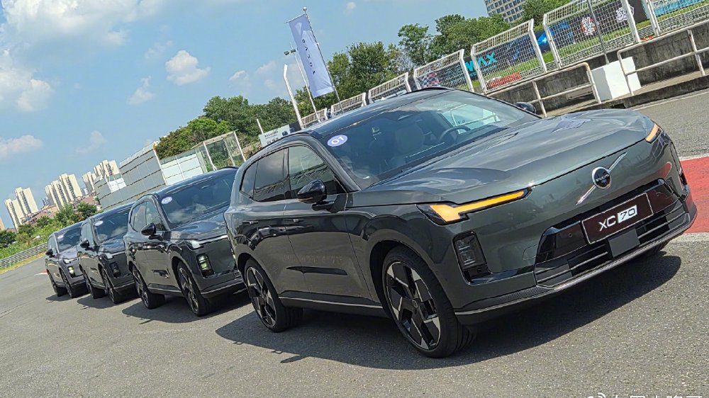 沃尔沃XC70预售价29.99万元！和理想L6相比，该怎么选？
