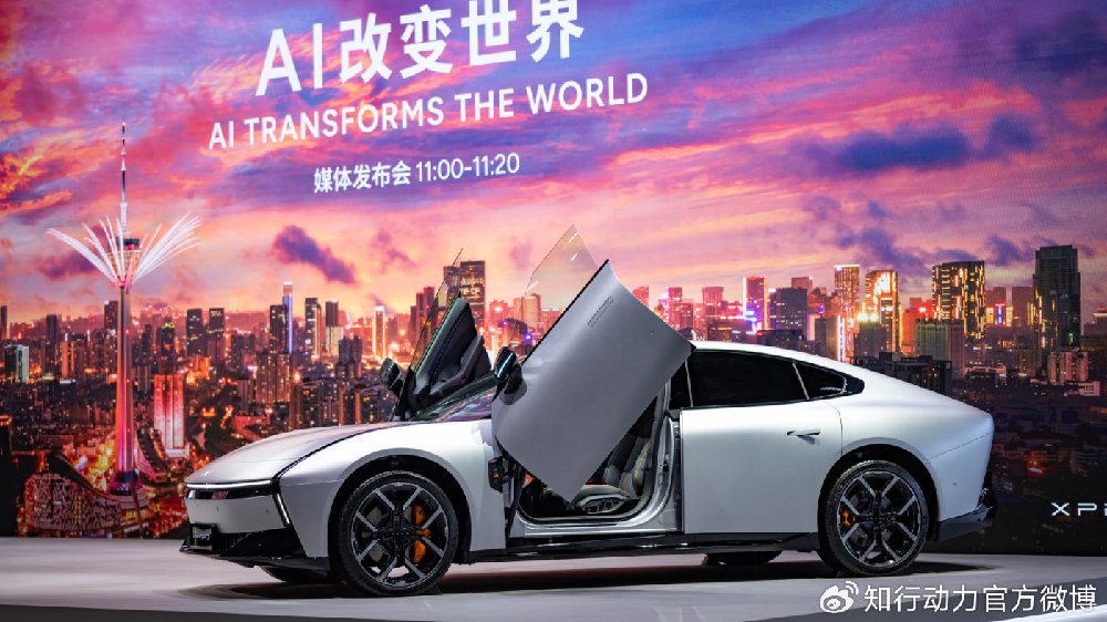 小鹏汽车全明星阵容亮相成都车展，全新小鹏P7锁定C位！