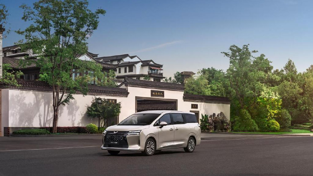 燃油、混动、纯电都有 五菱星光730亮相2025成都国际车展