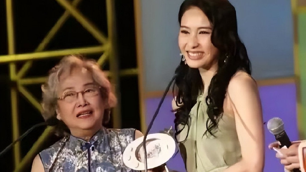 父亲是香港电影之父，母亲与阮玲玉齐名，黎姿姑妈黎宣的人生太彪悍