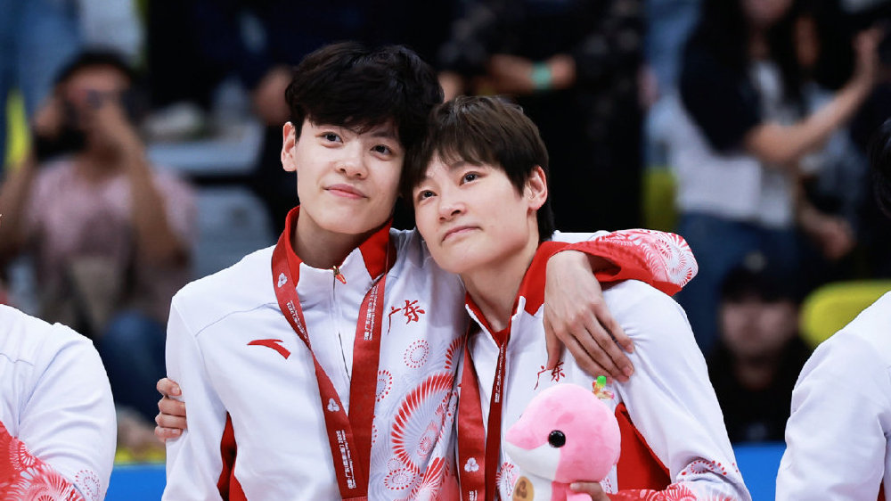 泪目！中国女篮30岁王牌带伤夺金告慰亡父：金牌挂妈妈脖子上