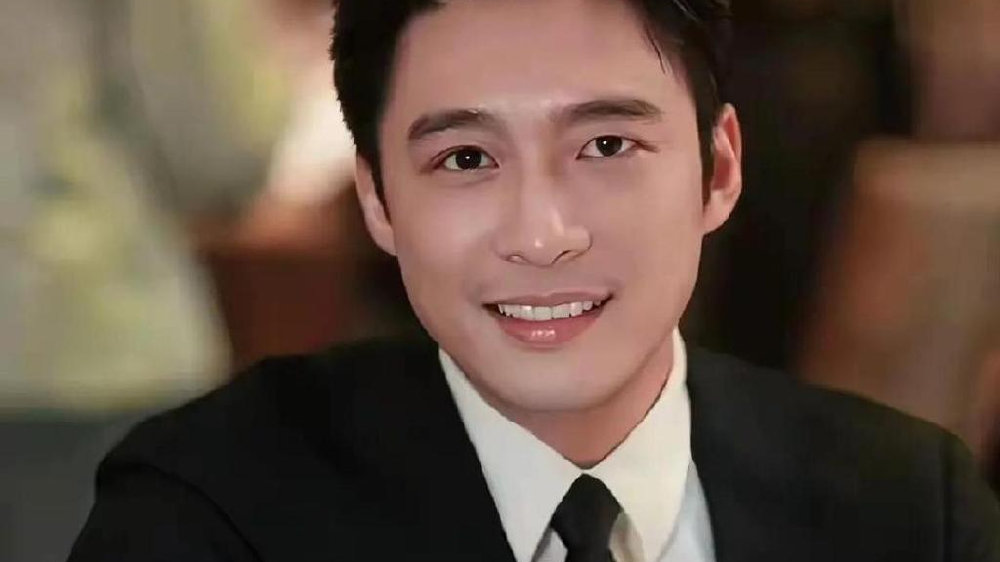 霍启山疑与娜然恋爱，在弟弟婚礼上形影不离，女方曾签约男方公司