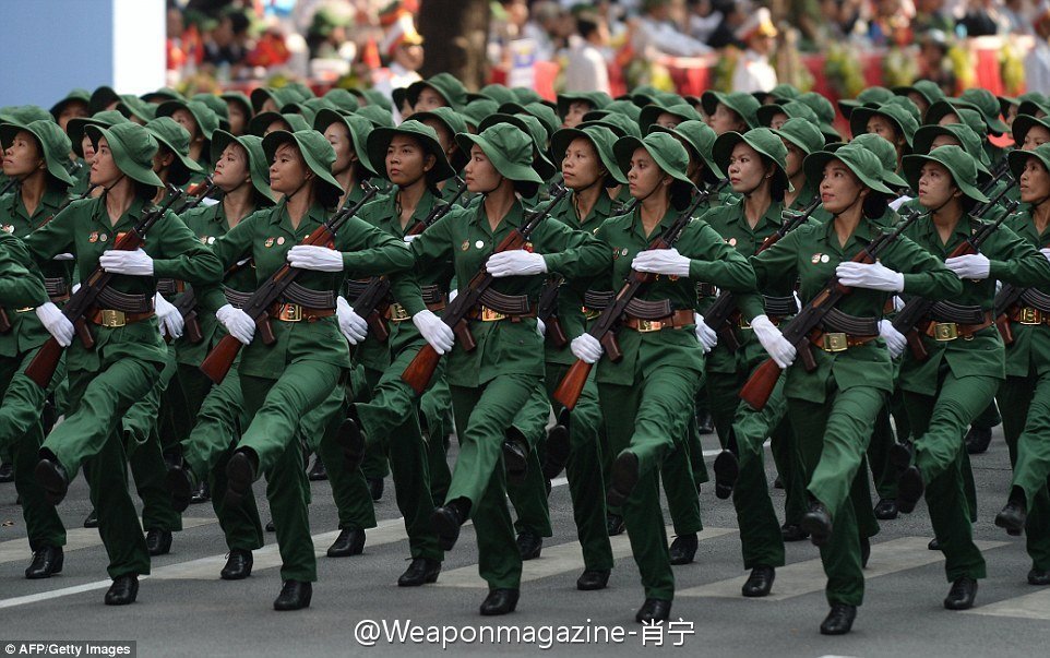 举行阅兵式的越南人民军部队,越南人穿制服(常服