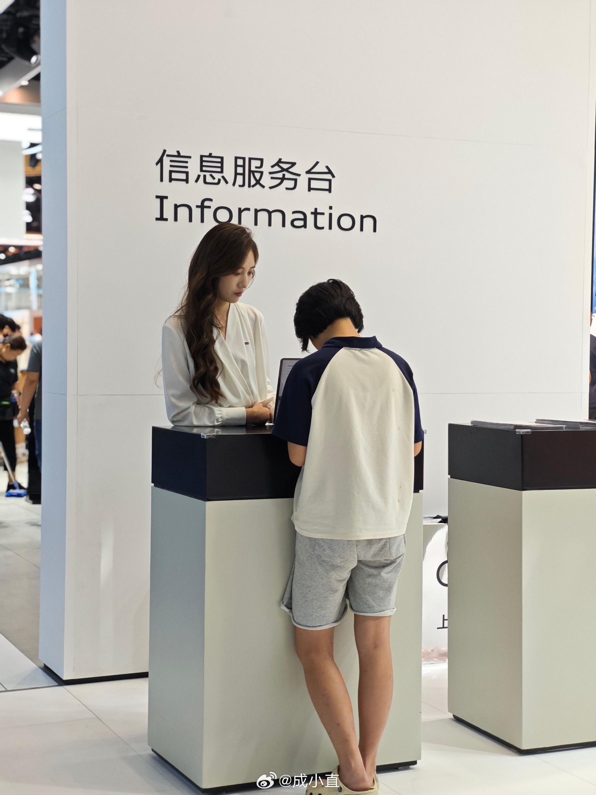 今年车展没看头啊！怎么没有车模…… 逛一圈，还是奥迪的小姐姐好看！