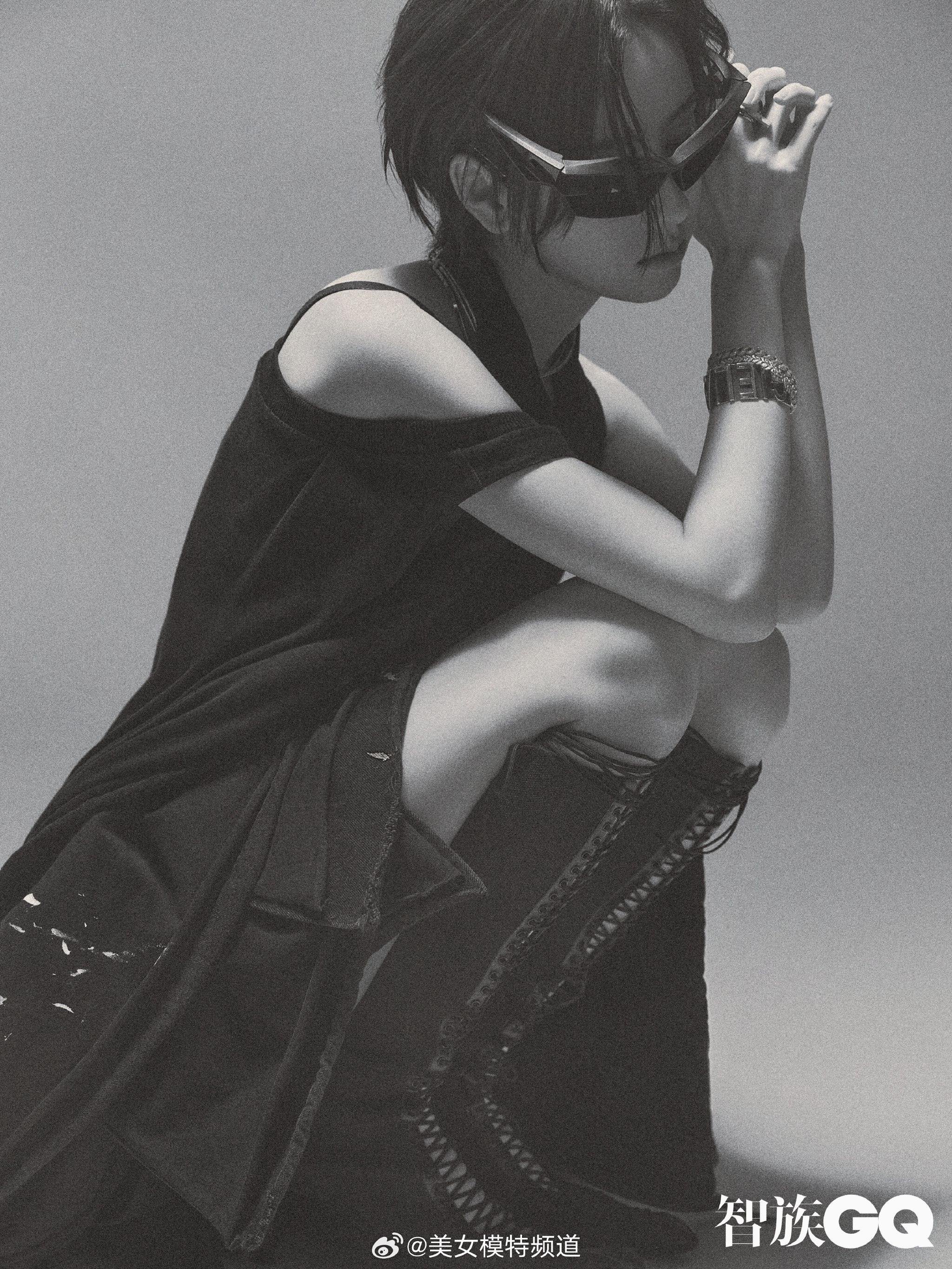 陈都灵黑白短发写真大片