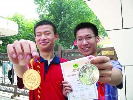 “北大韦神”再上热搜!帮博士团队秒破难题,对方为他充公交卡以表感谢......休闲区蓝鸢梦想 - Www.slyday.coM “北大韦神”再上热搜!帮博士团队秒破难题,对方为他充公交卡以表感谢......休闲区蓝鸢梦想 - Www.slyday.coM