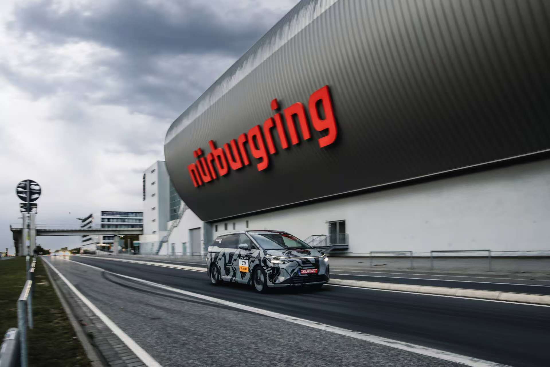 小鹏X9现身纽北赛道，首款新能源MPV性能测试