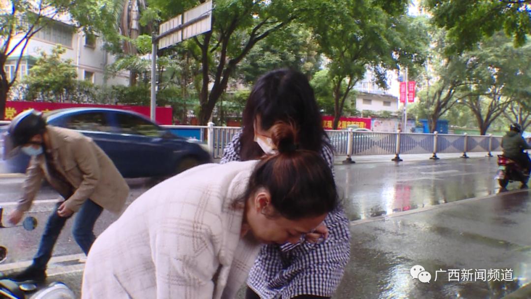 一天内多路段出现油污,电动自行车频频中招摔倒休闲区蓝鸢梦想 - Www.slyday.coM 一天内多路段出现油污,电动自行车频频中招摔倒休闲区蓝鸢梦想 - Www.slyday.coM