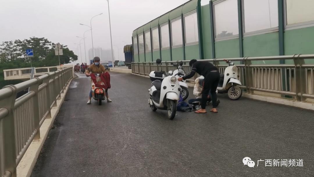 一天内多路段出现油污,电动自行车频频中招摔倒休闲区蓝鸢梦想 - Www.slyday.coM 一天内多路段出现油污,电动自行车频频中招摔倒休闲区蓝鸢梦想 - Www.slyday.coM