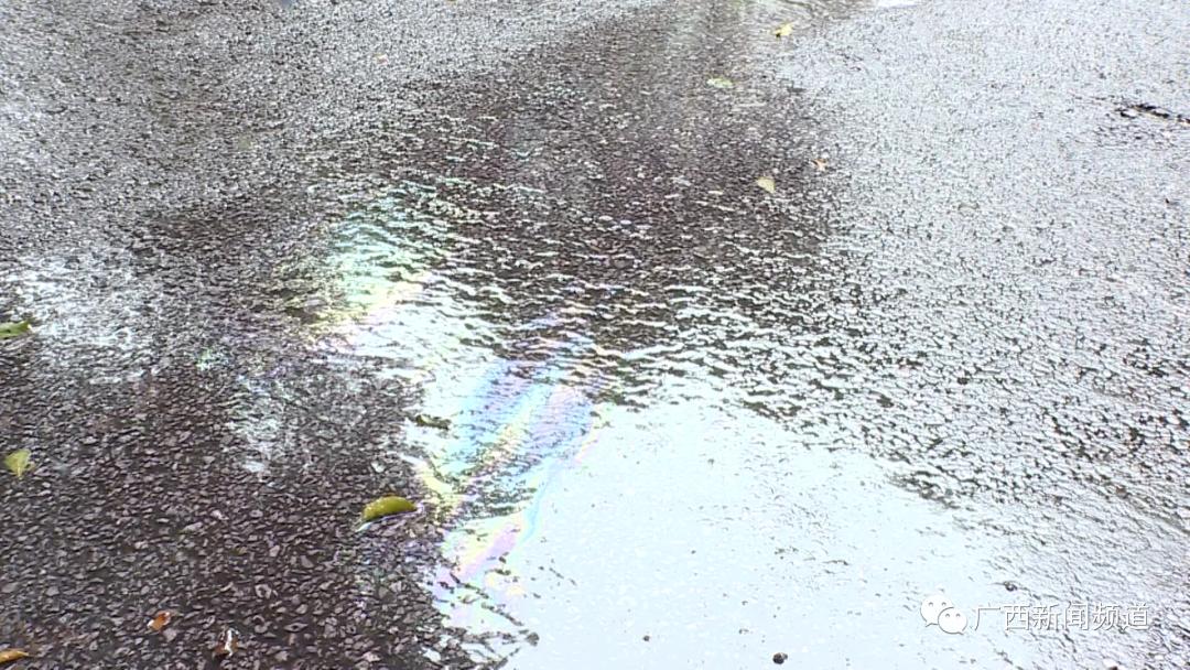 一天内多路段出现油污,电动自行车频频中招摔倒休闲区蓝鸢梦想 - Www.slyday.coM 一天内多路段出现油污,电动自行车频频中招摔倒休闲区蓝鸢梦想 - Www.slyday.coM