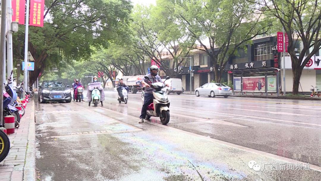 一天内多路段出现油污,电动自行车频频中招摔倒休闲区蓝鸢梦想 - Www.slyday.coM 一天内多路段出现油污,电动自行车频频中招摔倒休闲区蓝鸢梦想 - Www.slyday.coM