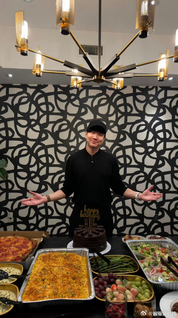 林俊杰晒庆生照不过女友七七没有出现在合照