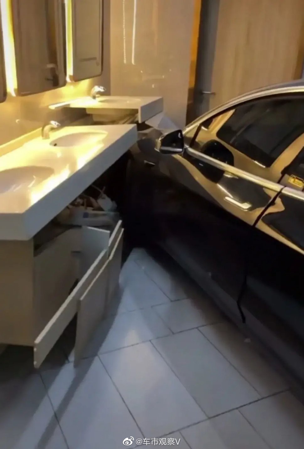 继去年12月30日，杭州一辆特斯拉冲入了一家酒店的大堂后…………