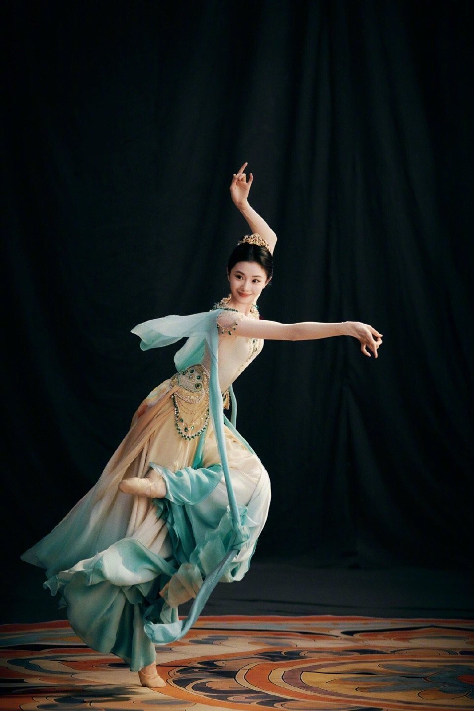 刘浩存青绿舞裙亮相陕西卫视丝路春晚