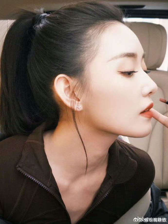 蒋依依在《演员请就位》带着大葫芦，这反差萌太可爱！