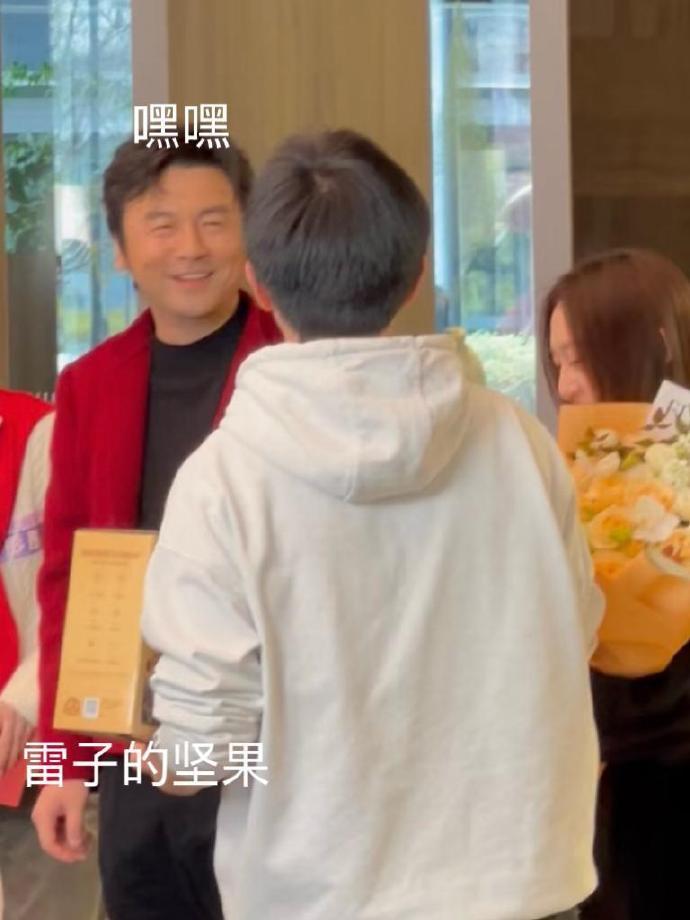 雷佳音上海街头与路人亲切唠嗑