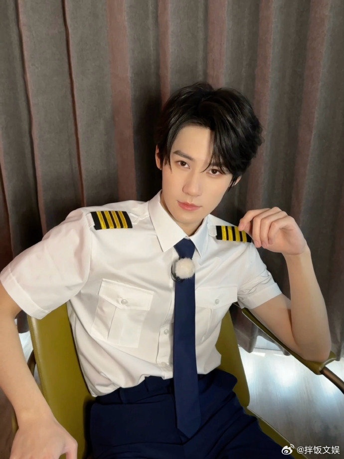 张真源机长造型亮相奔跑吧14首期录制