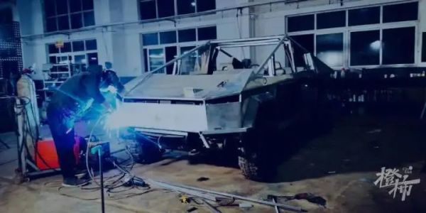 马斯克点赞过的那个上海小伙,又火了!小区因疫情封控,他租了辆房车过夜,每天上下班就纠结一个问题……休闲区蓝鸢梦想 - Www.slyday.coM 马斯克点赞过的那个上海小伙,又火了!小区因疫情封控,他租了辆房车过夜,每天上下班就纠结一个问题……休闲区蓝鸢梦想 - Www.slyday.coM