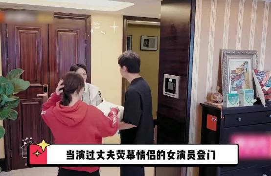 荧幕情侣上门做客，李佳航全程黏着对方热聊，妻子李晟成了透明人