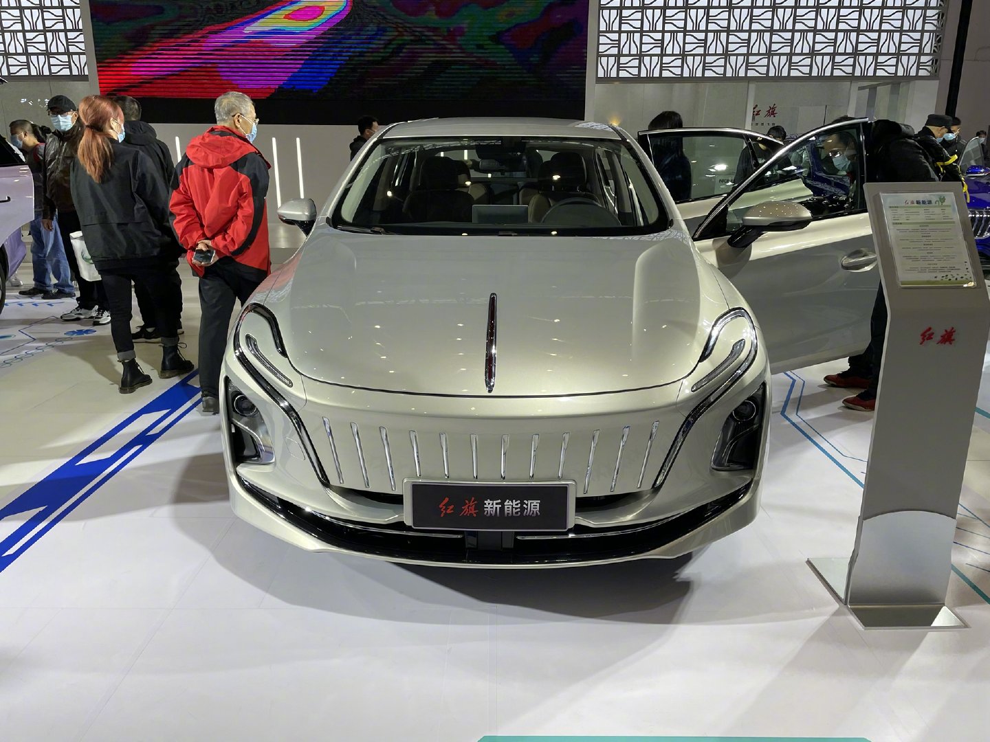 在海南举办的2021新能源车展上…………