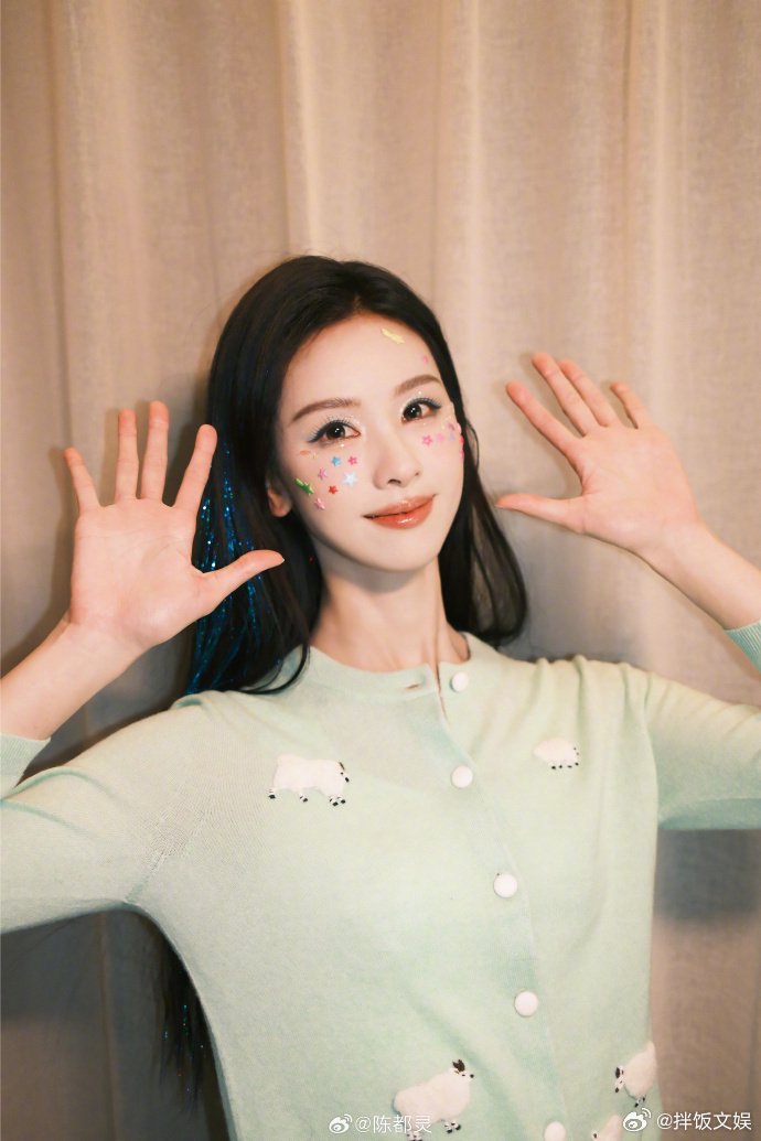 谁能拒绝陈都灵的小年祝福！星星妆容灵动满分，祝大家福气加身，小年欢喜安康