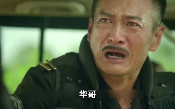 金三角警长当众向毒枭下跪，只因被掐住了命脉！