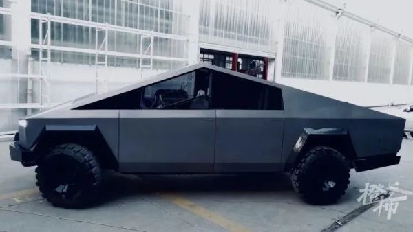 马斯克点赞过的那个上海小伙,又火了!小区因疫情封控,他租了辆房车过夜,每天上下班就纠结一个问题……休闲区蓝鸢梦想 - Www.slyday.coM 马斯克点赞过的那个上海小伙,又火了!小区因疫情封控,他租了辆房车过夜,每天上下班就纠结一个问题……休闲区蓝鸢梦想 - Www.slyday.coM