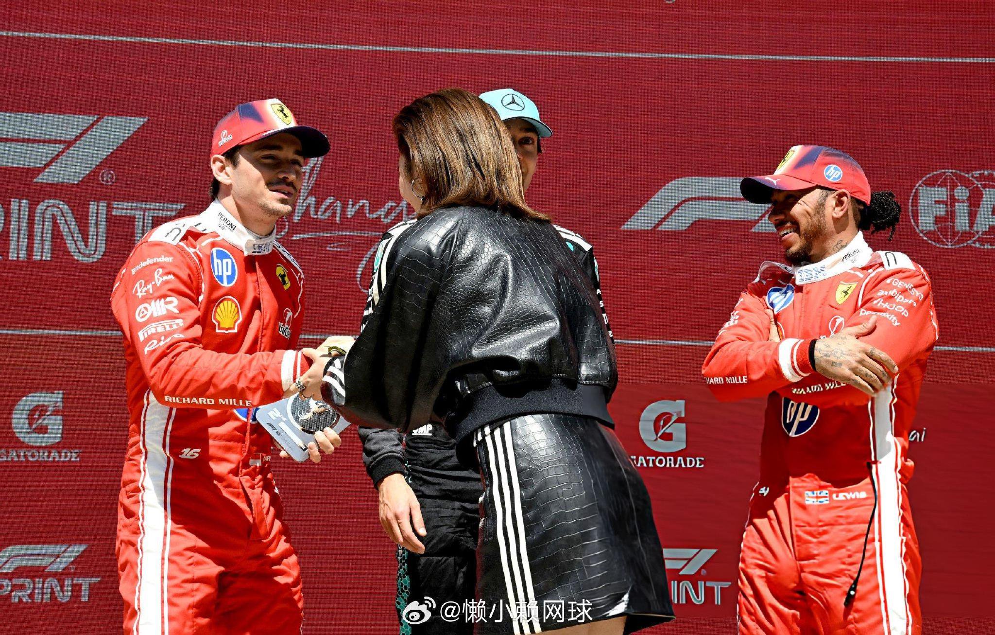 吴艳妮为F1上海冲刺赛前三名拉塞尔、勒克莱尔、汉密尔顿颁奖