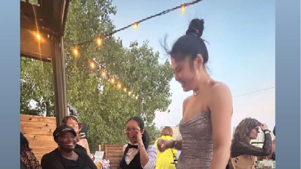 李月汝抹胸礼服惊艳全场：美球迷高呼绝美容颜！小宝透露还没谈恋爱