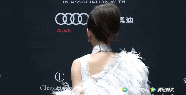 张嘉倪求复婚被拒,买超身边美女无数,网友:真是风水轮流转...