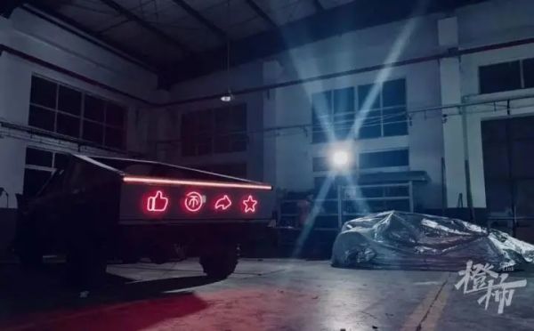 马斯克点赞过的那个上海小伙,又火了!小区因疫情封控,他租了辆房车过夜,每天上下班就纠结一个问题……休闲区蓝鸢梦想 - Www.slyday.coM 马斯克点赞过的那个上海小伙,又火了!小区因疫情封控,他租了辆房车过夜,每天上下班就纠结一个问题……休闲区蓝鸢梦想 - Www.slyday.coM