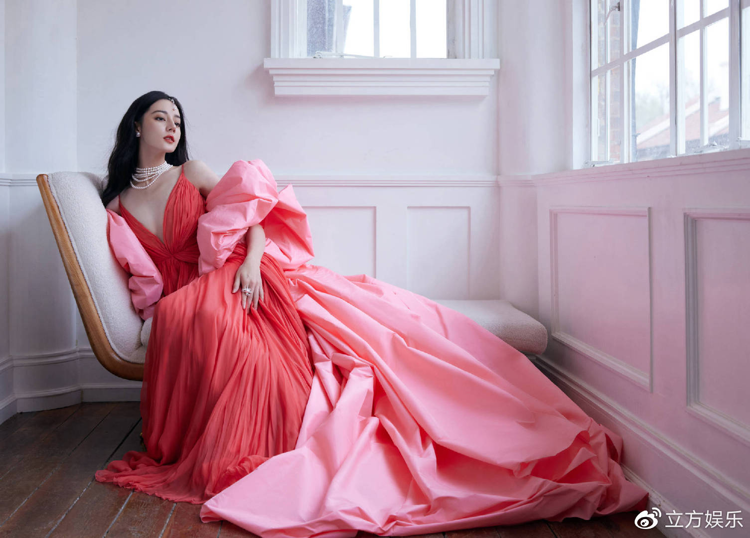 迪丽热巴的内场造型图来了，粉红款深V礼服，不愧是女神范