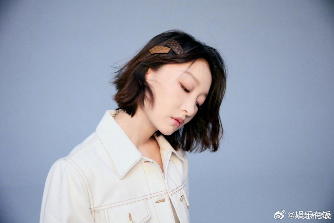 周冬雨启程巴黎时装周，白色裙装干练亮相