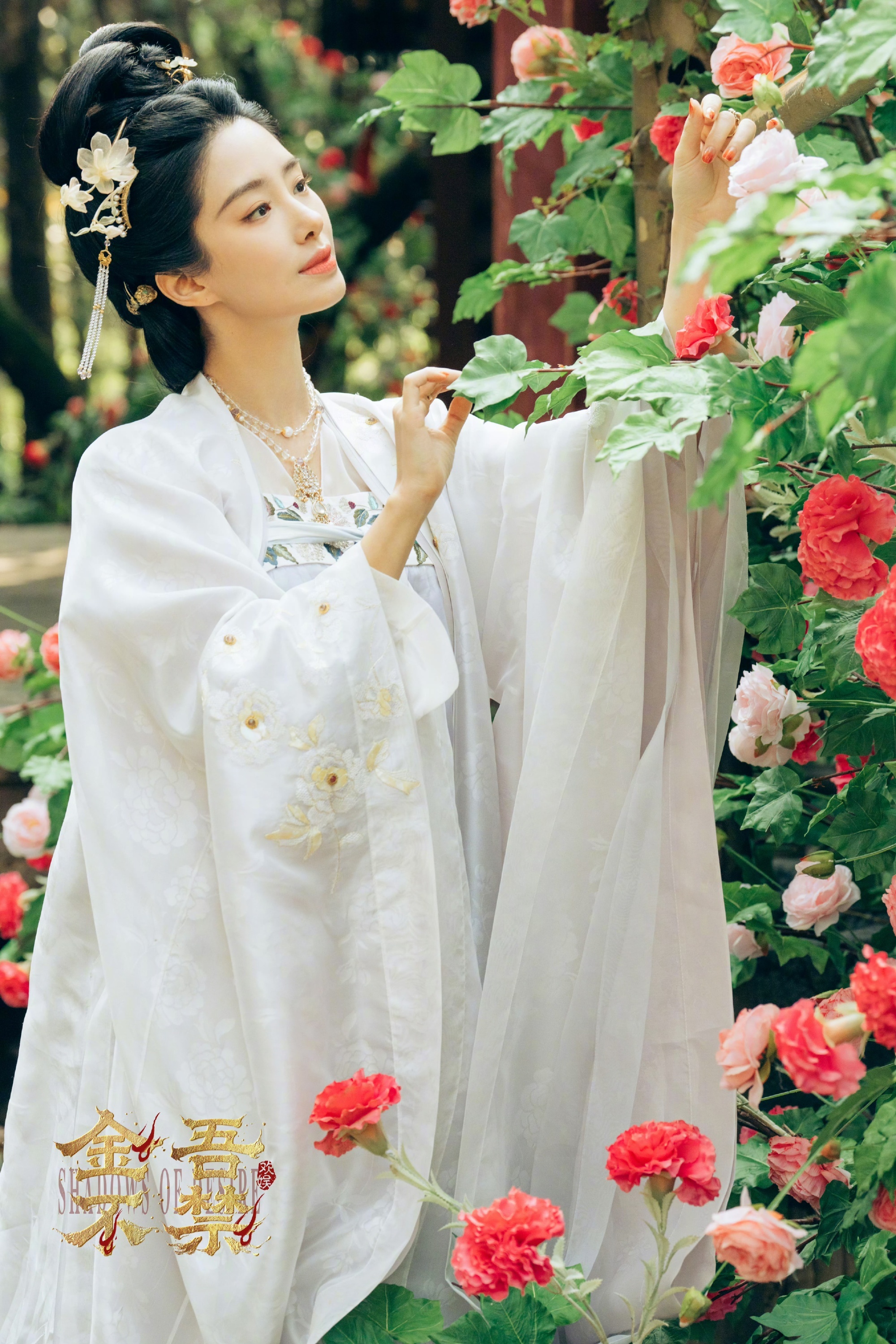 于正晒杨采钰《金吾不禁》杀青剧照，素白造型惊艳