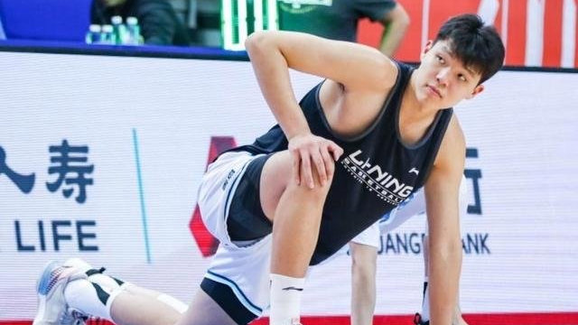 杨瀚森狂砍27分10篮板统治全场展现全能内线实力