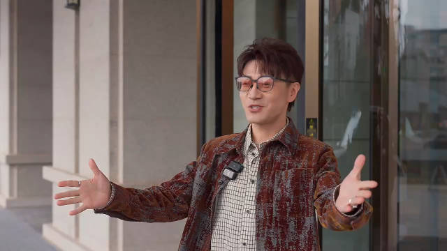 继780台问界M9在春晚表演炫酷灯光秀之后…