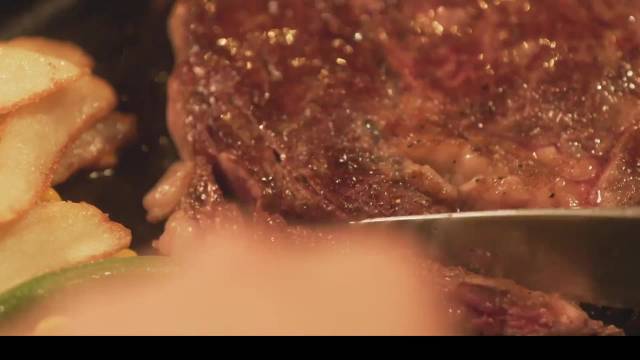 深夜的牛排与炒饭，是治愈疲惫生活的最佳良方