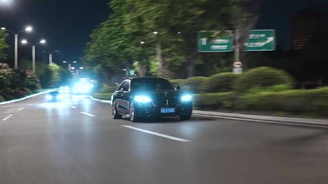 “再见面时 他意气风发赚了很多钱 完全变了一个人”