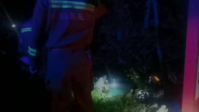 果然视频|凌晨，一商务车失控冲进路边沟，众人合力施救