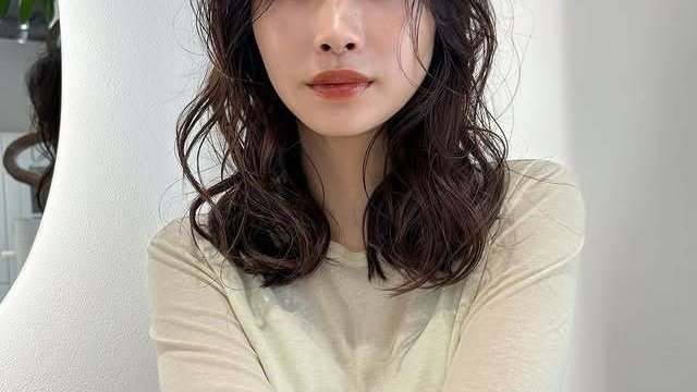 拒绝老气！秋日卷发新趋势空气感慵懒卷微醺波，都藏着颜值小心机