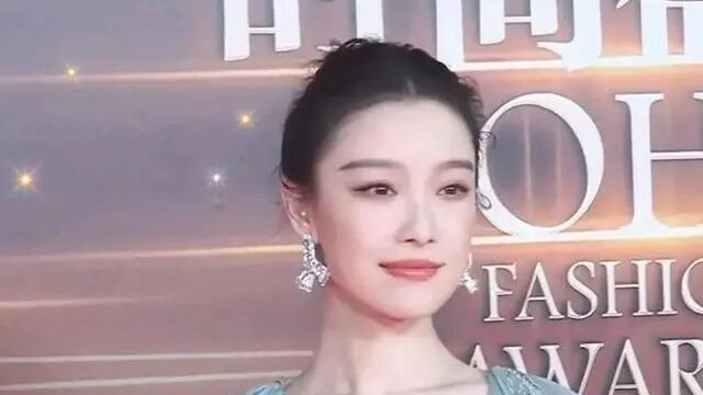 从《消失的她》15亿票房到红毯穿着争议，她到底做错了吗？